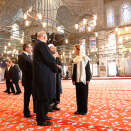 On a tour of the Blue Mosque. (Photo: Lise Åserud, NTB scanpix)